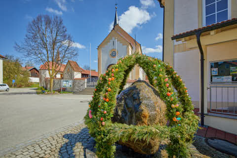 Gemeinde Erlbach Landkreis Altötting Osterbrunnen vor der Gemeinde (Dirschl Johann) Deutschland AÖ